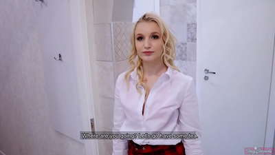 Коллежийн залуу охин найз залуугаа найзтайгаа хуурч байна | POV болон булэг дотор нь түүний kedi!